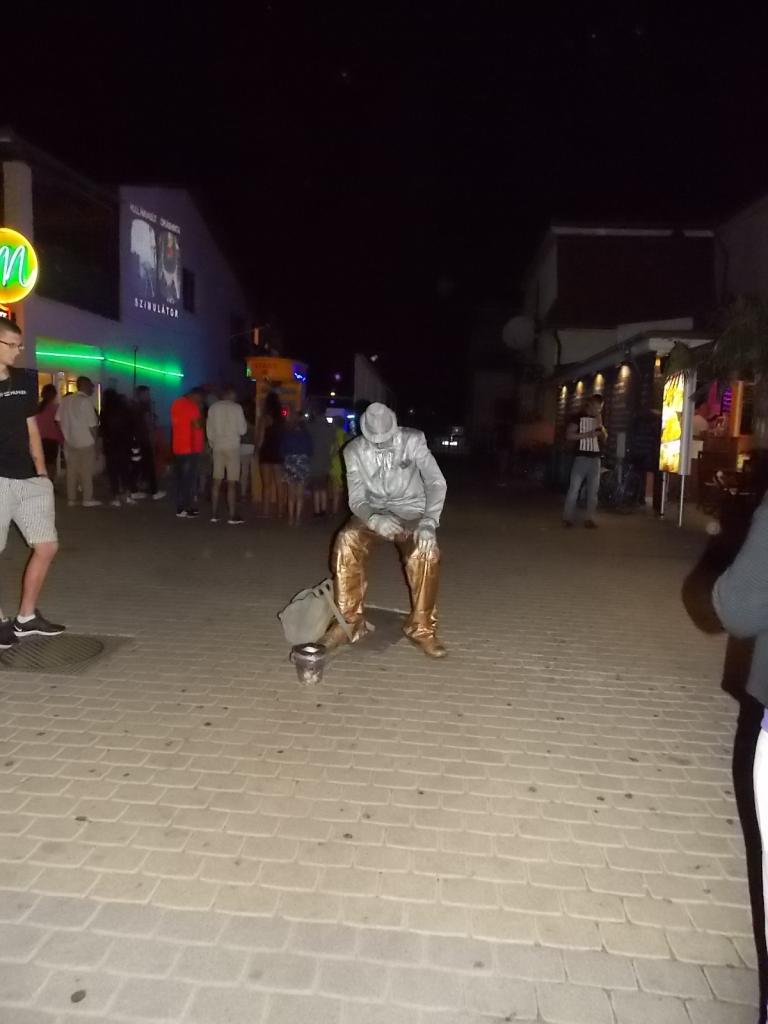 Attraction dans la rue piétonne